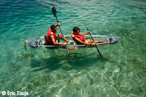 Kayaks transparents dans la baie des saintes
