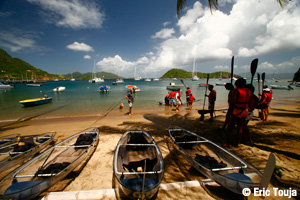 Kayaks transparents dans la baie des saintes